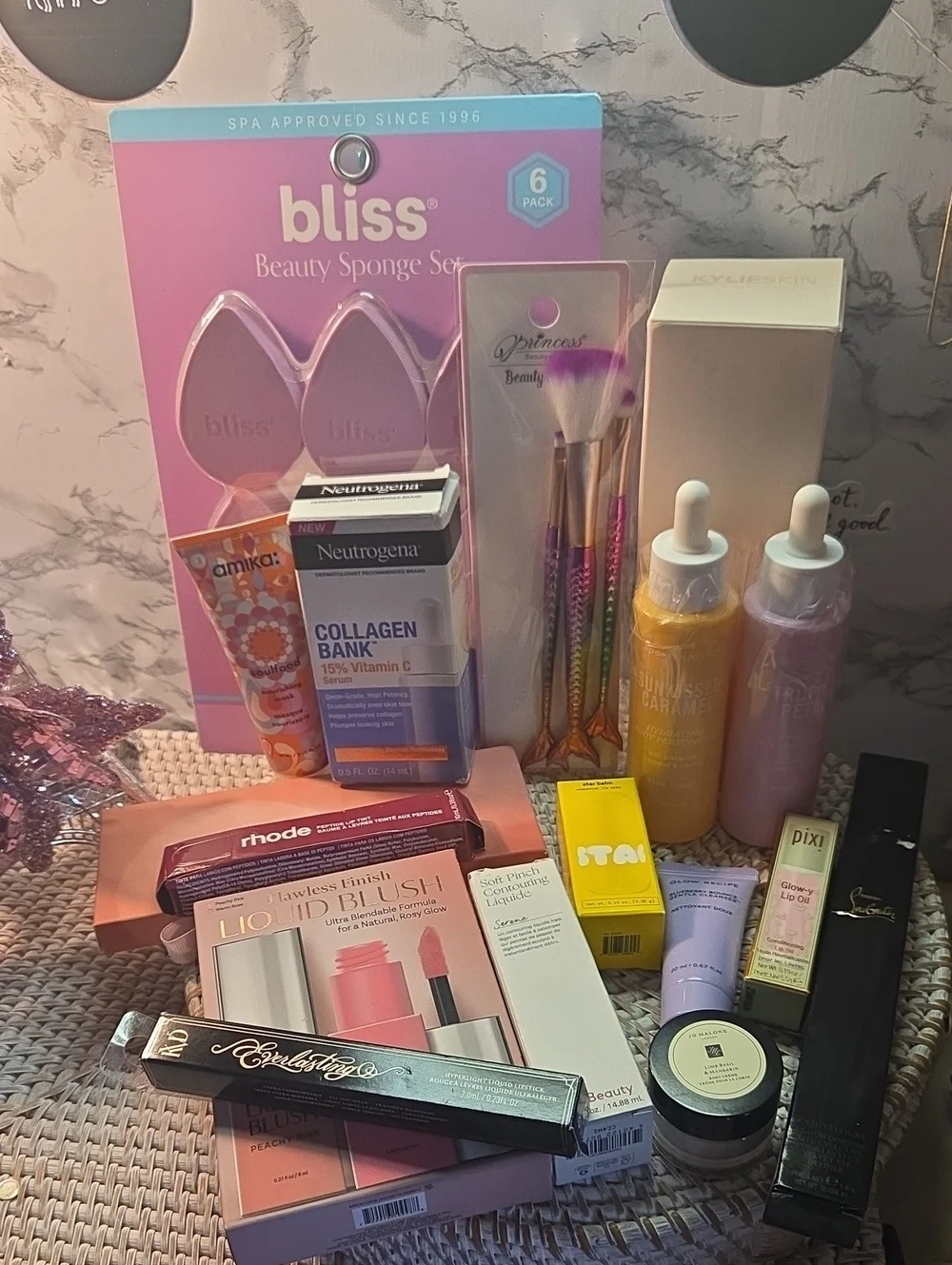 17 Beauty Set Rhode, Amika,Rare Beauty,kat V, Jo Malone,glow,kylie Louie Vutton